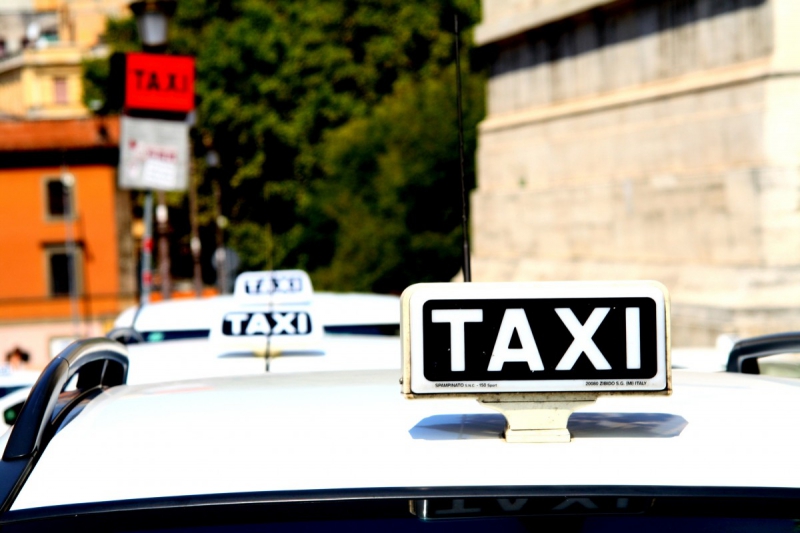 taxis-BARGEME-min_taxi_auto_rome_road_white-1051610